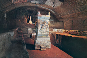L'immagine mostra il Mitreo di San Clemente, un antico luogo di culto sotterraneo dedicato al dio Mitra, situato nei livelli inferiori della Basilica di San Clemente a Roma.