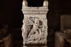 L'immagine mostra l'ara marmorea del Mitreo di San Clemente a Roma, un pregevole altare in marmo pario risalente al II-III secolo d.C.