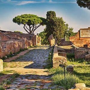 Il Parco Archeologico di Ostia Antica mostra i resti magnificamente conservati dell'antico porto di Roma, caratterizzati da strade lastricate in pietra, edifici in mattoni romani ed elementi tipici del paesaggio mediterraneo.