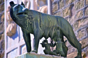 L'immagine mostra la celebre scultura della Lupa capitolina, il famosissimo simbolo di Roma che raffigura la lupa intenta ad allattare i due gemelli mitologici Romolo e Remo