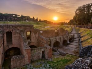 L'immagine mostra i resti archeologici in mattoni e laterizio delle sostruzioni e dei fornici delle gradinate (la cavea) del Circo Massimo a Roma, situati lungo il versante del colle Palatino.