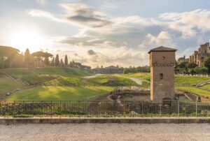 Il Circo Massimo a Roma è il più grande edificio per spettacoli dell'antichità, lungo circa 600 metri e largo 140 metri, situato nella valle tra il colle Aventino e il Palatino.