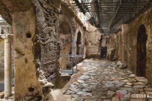 L'immagine mostra gli scavi archeologici e le strutture murarie stratificate all'interno del complesso della Crypta Balbi, una delle sedi del Museo Nazionale Romano a Roma.