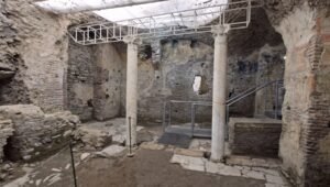 L'immagine mostra gli scavi archeologici e le strutture murarie stratificate all'interno del complesso della Crypta Balbi, una delle sedi del Museo Nazionale Romano a Roma.