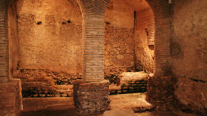 L'immagine mostra gli scavi archeologici e le strutture murarie stratificate all'interno del complesso della Crypta Balbi, una delle sedi del Museo Nazionale Romano a Roma.