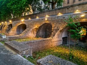 L'immagine mostra l'area archeologica dell'Emporium lungo le sponde del fiume Tevere a Roma, vicino al rione Testaccio.