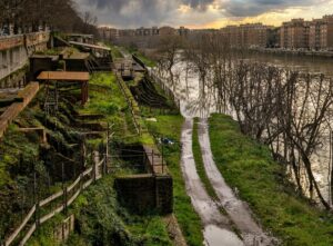 L'immagine mostra l'area archeologica dell'Emporium lungo le sponde del fiume Tevere a Roma, vicino al rione Testaccio.