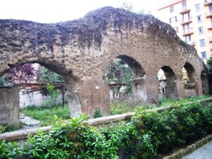 I resti archeologici mostrati nell'immagine appartengono alla Porticus Aemilia, un immenso e antico magazzino commerciale di Roma situato tra Testaccio e Trastevere