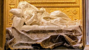La celebre scultura dell'Estasi di beata Ludovica Albertoni, capolavoro barocco realizzato da Gian Lorenzo Bernini nella cappella Paluzzi Albertoni.