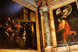 L'immagine mostra la Cappella Contarelli all'interno della Chiesa di San Luigi dei Francesi a Roma, celebre per custodire tre capolavori assoluti realizzati da Michelangelo Merisi, noto come Caravaggio.