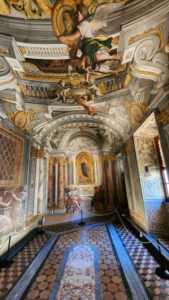 L'immagine mostra il celebre corridoio illusionistico di Andrea Pozzo (1680) situato all'interno della Casa Professa dei Gesuiti a Roma, accanto alle Camerette di Sant'Ignazio di Loyola.