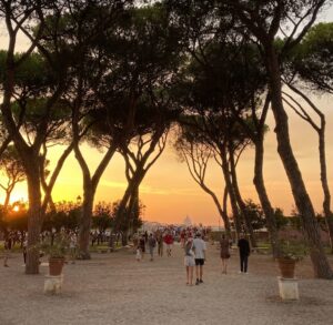 Il Giardino degli Aranci (noto anche come Parco Savello) a Roma offre una magnifica vista sul tramonto e sulla cupola di San Pietro incorniciata dai pini romani sul colle Aventino